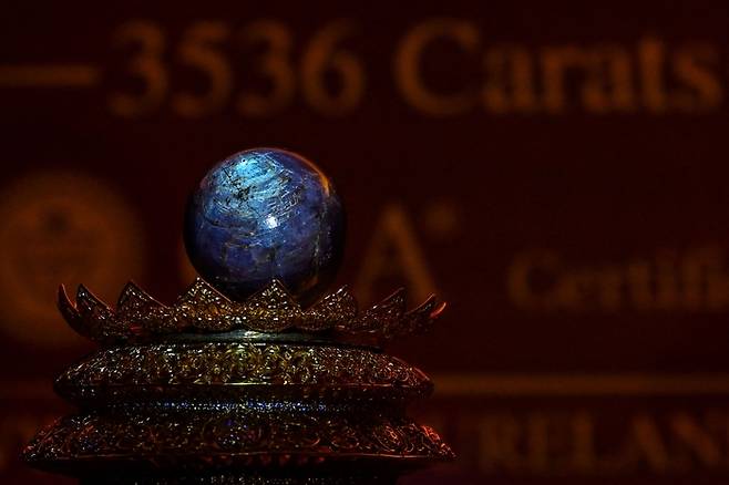 세계 최대 천연 퍼플 스타 사파이어. 3563캐럿에 달한다. 사진=AFP 연합뉴스