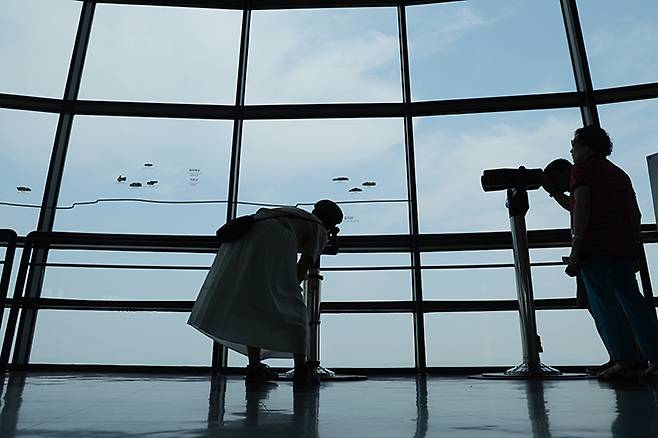 경기도 파주시 오두산 통일전망대에서 방문객들이 북한 황해북도 개풍군 일대를 망원경으로 살펴보고 있다. 2025.6.19.(사진=저작권자(c) 연합뉴스, 무단 전재-재배포 금지)