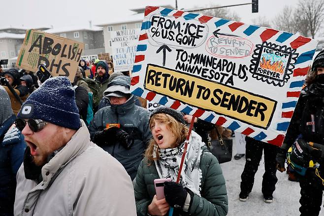 우편 직원 한나 프릭이 러네이 니콜 굿이 미니애폴리스에서 이민세관단속국 요원에게 치명상을 입고 사망한 뒤 18일(현지시각) 우체국 앞에서 열린 이민 단속 반대 시위에 합류했다. 미니애폴리스/로이터 연합뉴스