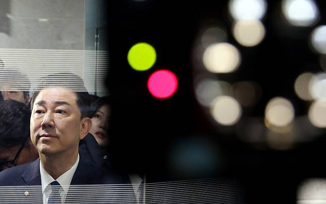 더불어민주당 김병기 의원이 19일 국회 소통관에서 윤리심판원 제명 결정에 대한 재심 청구를 하지 않겠다는 뜻을 밝힌 기자회견을 마친 뒤 엘리베이터를 타기 위해 기다리고 있다. 연합뉴스