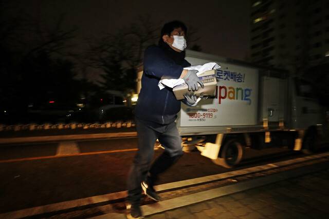조찬호씨가 쿠팡의 직고용 택배기사인 ‘쿠팡맨\' 시절에 배송하는 모습. 그는 현재 쿠팡이 배송 업무를 위탁한 대리점과 계약해 일하는 퀵플렉서다. 한겨레 김명진 기자