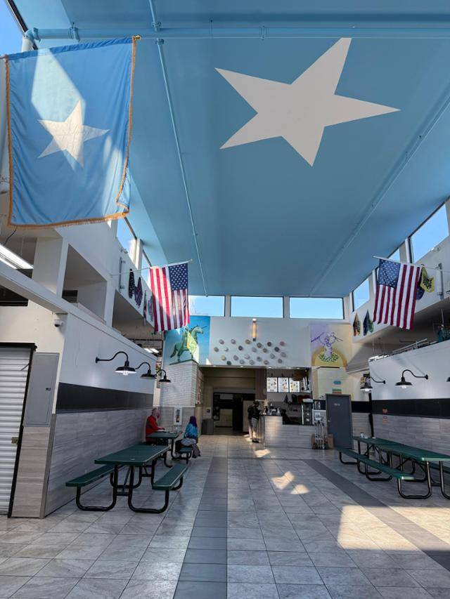 미국 미네소타주 미니애폴리스에 위치한 소말리아 커뮤니티 상가 '카멀 몰'. 14일 정오가 지난 시간이었지만 상점 대부분은 문을 닫은 상태였다. 도널드 트럼프 미 행정부가 소말리아인들을 겨냥한 이민단속을 강화한 뒤 합법적 신분의 상인들조차 노심초사하고 있다. 미니애폴리스=박지연 특파원