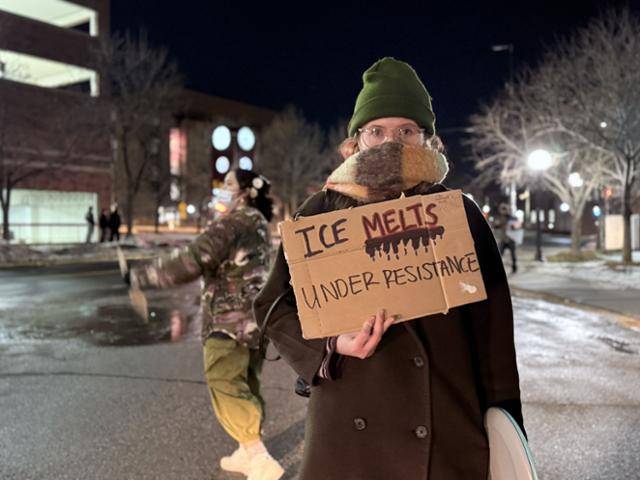 미국 이민세관집행국(ICE)의 이니셜을 얼음(ice)에 비유한 'ICE는 저항 아래 녹는다'라는 팻말을 들고 시위하던 여성이 한국일보 인터뷰에 응하고 있다. 미니애폴리스=박지연 특파원