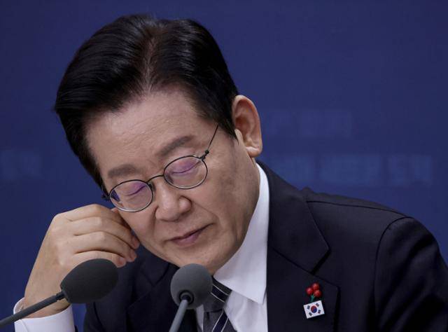 이재명 대통령이 지난해 12월 19일 서울 종로구 정부서울청사 별관에서 열린 외교부(재외동포청)·통일부 업무보고에서 생각에 잠겨 있다. 왕태석 선임기자