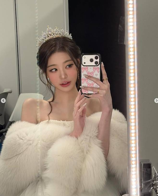 페이크 퍼를 착용한 아이브 장원영. 장원영 인스타그램