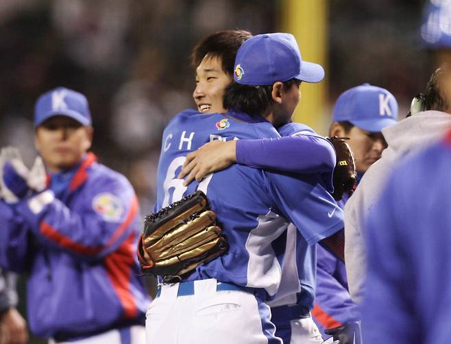 2006.3.15 월드베이스볼클래식(WBC) 클래식 2라운드 일본-한국전. 2말 결정적인 송구를 한 이진영이 덕아웃에서 박찬호와 포옹을 하고 있다. IS포토