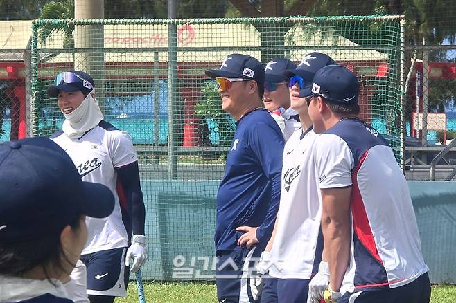 15일 사이판 올레아이 스포츠콤플렉스에서 타자들의 타격 훈련을 지켜보며 선수들과 이야기를 나누는 이진영 타격코치(왼쪽에서 두 번째). 사이판=윤승재 기자