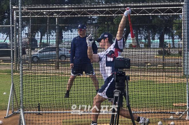 15일 사이판 올레아이 스포츠콤플렉스에서 김도영의 타격 훈련을 지켜보는 이진영 타격코치. 사이판=윤승재 기자