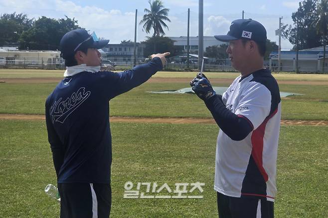 15일 사이판 올레아이 스포츠콤플렉스에서 김혜성(왼쪽)의 질문에 대답하는 이진영 타격코치. 사이판=윤승재 기자