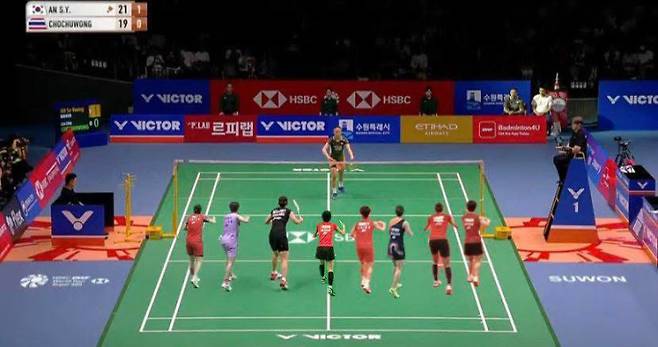 안세영이 여러 명의 선수를 상대하고 있다. [사진 SNS 갈무리]