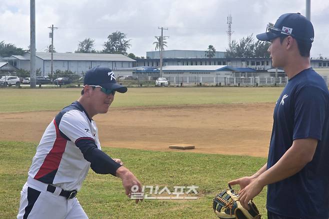 14일 사이판 올레아이 스포츠 콤플렉스에서 펑고 훈련을 마치고 류지현 감독(왼쪽)에게 피드백을 받는 김주원. 사이판=윤승재 기자
