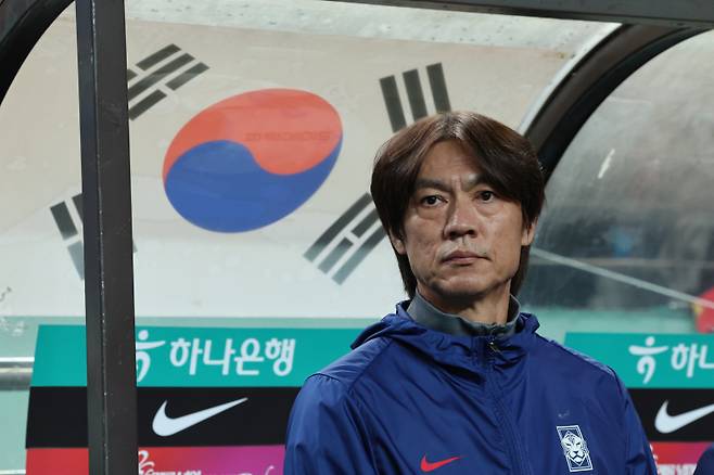 <yonhap photo-5149=""> 파라과이전 앞둔 홍명보 감독(서울=연합뉴스) 임화영 기자 = 14일 서울 마포구 서울월드컵경기장에서 열린 한국과 파라과이 축구 대표팀의 친선경기.한국 축구 대표팀 홍명보 감독이 경기장에 입장한 뒤 선수들을 바라보고 있다. 2025.10.14hwayoung7@yna.co.kr/2025-10-14 20:06:58/연합뉴스스</yonhap>