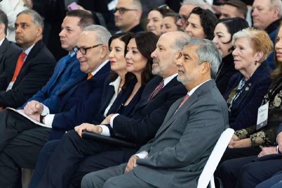 산제이 메흐로트라 마이크론 테크놀로지 CEO(오른쪽)와 하워드 러트닉 미 상무장관(오른쪽에서 두 번째)이 16일(현지시간) 미국 뉴욕주 오논다가 카운티에서 열린 1000억 달러 규모의 최첨단 메모리 제조 단지 착공식에 참석한 모습. [사진=마이크론 테크놀로지]