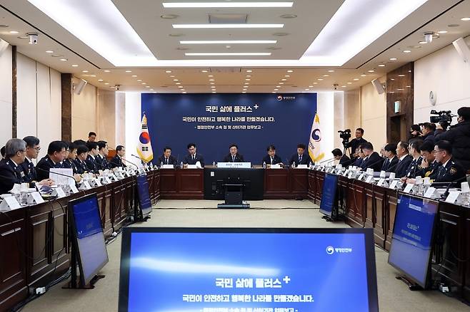 윤호중 행정안전부 장관이 정부서울청사에서 열린 회의에서 모두발언을 하고 있다. 윤 장관은 공소청 보완수사권 논란과 관련해 ‘권한’이 아닌 ‘보완수사 요구’가 원칙에 부합한다고 밝혔다. (본인 페이스북)