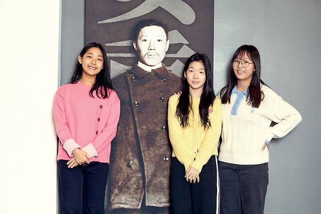 김민영 학생기자·황지인 학생모델·정하은 학생기자(왼쪽부터)가 안중근 의사의 삶을 살폈다.