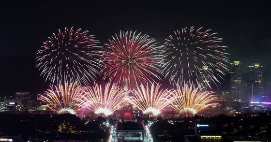 지난해 11월30일 대전 유성구 엑스포공원과 엑스포다리 일대에서 열린 대전 한화 불꽃축제에서 화려한 불꽃이 밤 하늘을 수 놓고 있다. 이번 불꽃축제는 한화이글스 창단 40주년과 한국시리즈 준우승을 기념해 마련됐다. 뉴스1