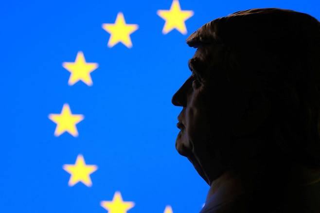 도널드 트럼프 미국 대통령과 유럽연합(EU) 국기. 로이터=연합뉴스