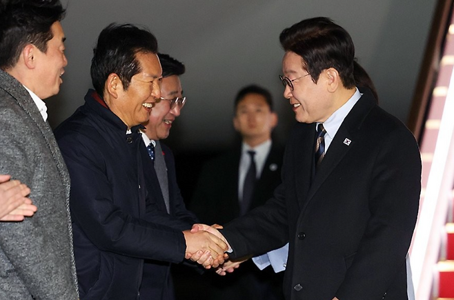 ▲ 악수하는 정청래 대표와 이재명 대통령 [연합뉴스]&nbsp;