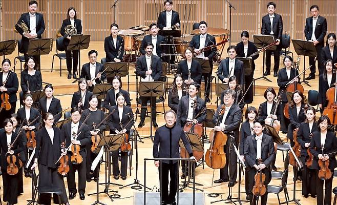 지난 16일 서울 롯데콘서트홀에서 열린 KBS교향악단 새해 첫 공연에서 지휘자 정명훈(앞줄 가운데)이 연주가 끝난 후 청중들에게 인사하고 있다.  KBS교향악단 제공