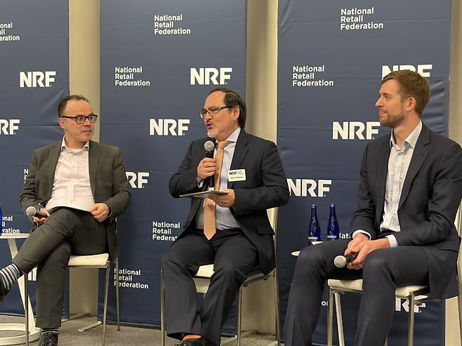 옥스퍼드 이코노믹스의 마이클 피어스 미국 수석 이코노미스트(오른쪽부터), 마크 매튜 NRF 수석 이코노미스트, 뱅크오브아메리카(BofA) 인스티튜트의 데이비드 틴슬리 수석 이코노미스트. 사진=박신영 뉴욕 특파원.