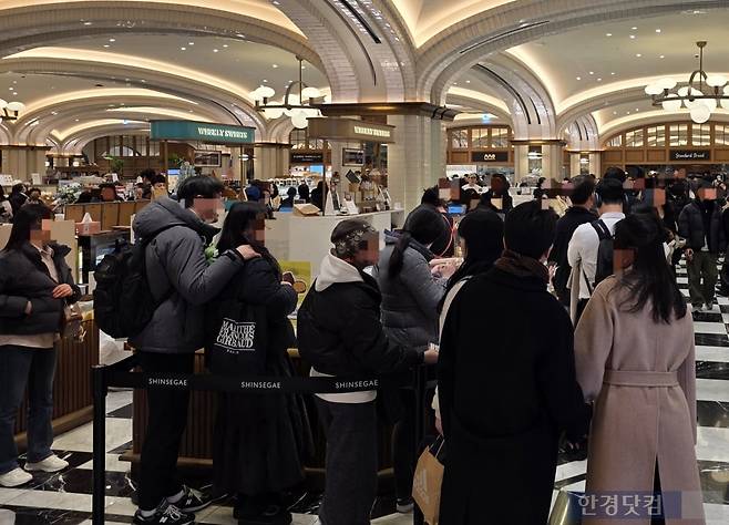 지난 17일 오후 서울 강남의 한 백화점 지하 디저트 전문관 내 두바이쫀득쿠키(두쫀쿠)를 판매하는 매장 앞에 대기줄이 길게 늘어서 있다. 사진=김대영 기자