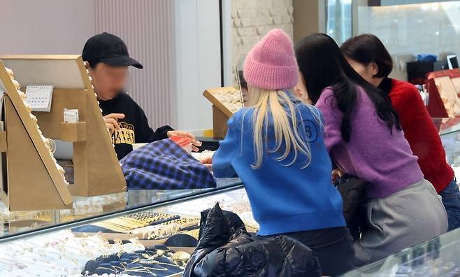 서울 종로 귀금속거리에서 고객들이 귀금속을 둘러보고 있다. 사진=최혁 기자