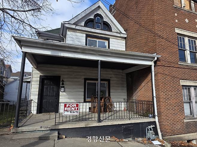 미국 펜실베니아주 러스트벨트 소도시의 샬러로이 주택가에는 ‘임대중’이라는 팻말이 붙은 빈 집들이 많이 눈에 띈다. 지난해 이곳을 떠나는 아이티 이민자들이 늘어나면서 빈 집은 빠르게 늘어나고 있다. 샬러로이 | 정유진 특파원