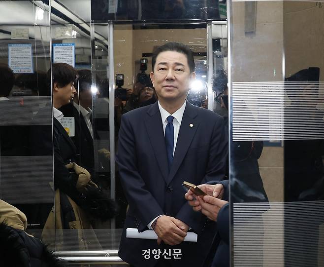 김병기 더불어민주당 의원이 19일 국회 소통관에서 기자회견을 열어 당 윤리심판원의 제명 처분에 대한 입장을 밝힌 뒤 취재진의 질문에 대답하지 않은 채 떠나고 있다. 권도현 기자