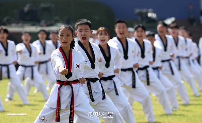 국군 장병들이 지난해 10월1일 충남 계룡대에서 열린 제77주년 국군의 날 행사에서 민군 태권도 시범을 하고 있다. 대통령실사진기자단