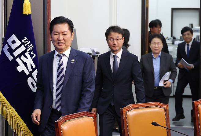 정청래 더불어민주당 대표(맨 앞)와 한병도 원내대표, 최고위원들이 19일 여의도 국회에서 열린 최고위원회의에 입장하고 있다. 연합뉴스