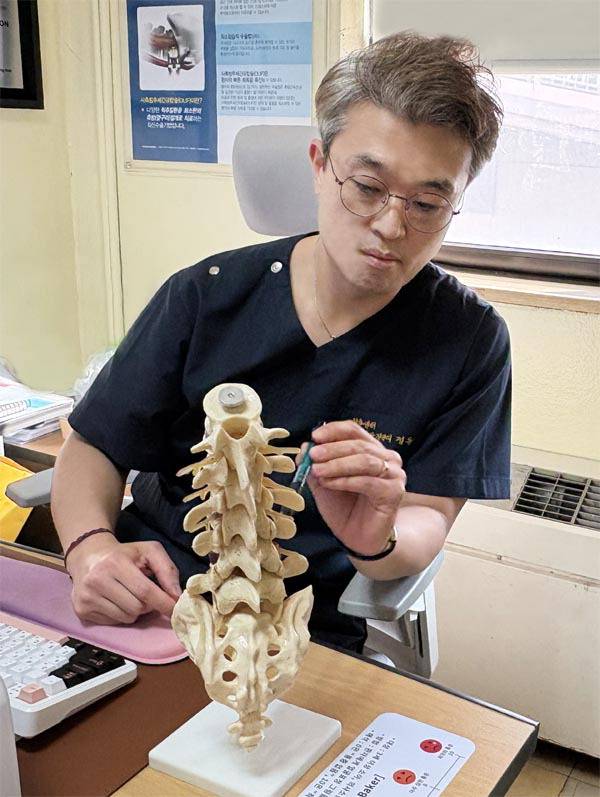 정동문 대동병원 척추센터 진료부장(신경외과 전문의)이 척추질환에 관해 설명하고 있다.  대동병원 제공