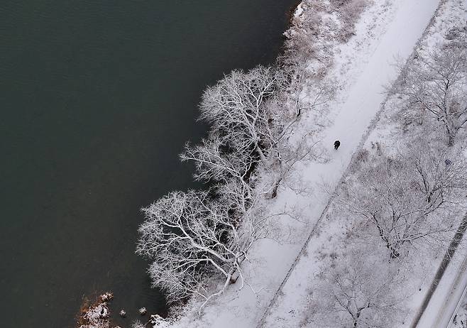 Snow is seen on the ground near the Soyang River in Chuncheon, Gangwon Province, on Monday. (Yonhap)