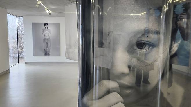 Pictured is the third floor of singer Jennie’s first photo exhibition, "J2NNI5," at Youthquake in Jongno District, central Seoul, on Jan. 16, the opening day of the two-week exhibition. The show features images taken when Jennie was 25 and runs through Jan. 29 to mark her 30th birthday. [SHIN HA-NEE]