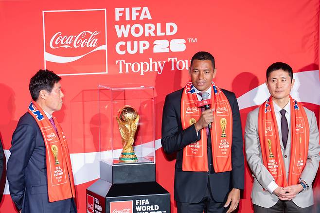 Former Brazilian football player Gilberto Silva, center, speaks during a press conference held as part of the FIFA World Cup Trophy Tour at CGV Yongsan I’Park Mall in central Seoul on Jan. 16. [DANIELA GONZALEZ PEREZ]
