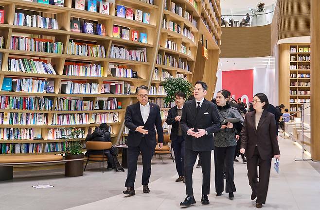 Shinsegae Group Chairman Chung Yong-jin, second from right in front, visits Starfield Village Unjeong, a shopping complex in Paju, Gyeonggi, on Jan. 16 in this photo provided by Shinsegae on Jan. 19. [SHINSEGAE]