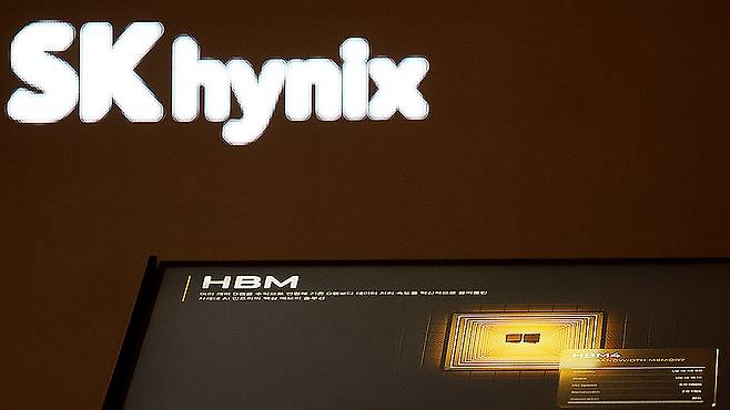 A sixth-generation HBM4 chip is on display at the SK hynix booth during the 2025 Semiconductor Exhibition at Coex in southern Seoul on Oct. 22, 2025. [YONHAP]