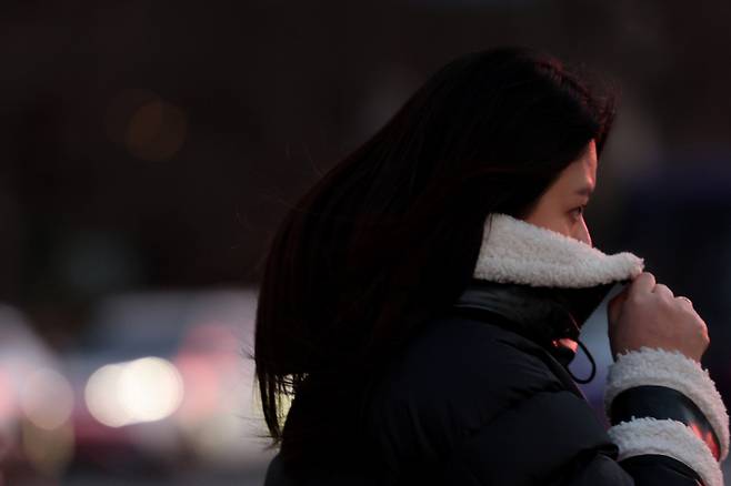 절기 대한(大寒)을 하루 앞두고 한파주의보가 오후 9시 발효 예정인 19일 서울 종로구 광화문 네거리에서 두꺼운 외투를 입은 시민이 이동하고 있다. 연합뉴스