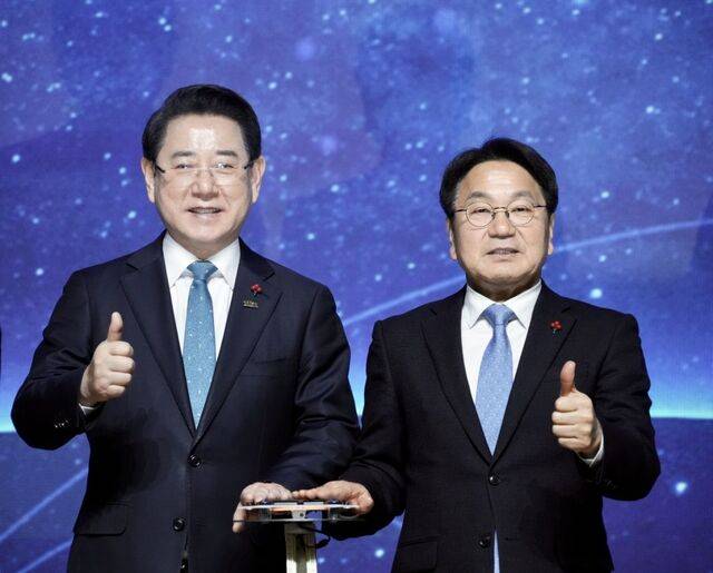 김영록(왼쪽) 전남지사와 강기정 광주시장이 지난 16일 광주 김대중컨벤션센터에서 열린 광주·전남 행정통합 추진 범시도민 협의회 발대식에서 기념사진을 촬영하고 있다. 연합뉴스