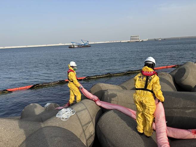 2025년 4월 울산시 울주군 온산읍 일대에서 육상 송유관 파손으로 유출된 기름이 해상으로 번지자 해경이 방제작업을 벌이고 있다. /남해지방해양경찰청 제공
