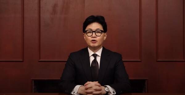 ▲한동훈 전 국민의힘 대표가 지난 18일 자신의 제명을 불러온 당원게시판 사태를 두고 국민께 송구한 마음이라고 유감 표명하고 있다. 사진=한동훈 페이스북 영상 갈무리