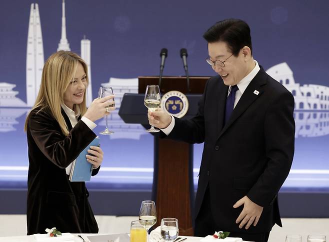 이재명 대통령과 조르자 멜로니 이탈리아 총리가 19일 청와대에서 열린 공식 오찬에서 건배하고 있다. [연합뉴스]