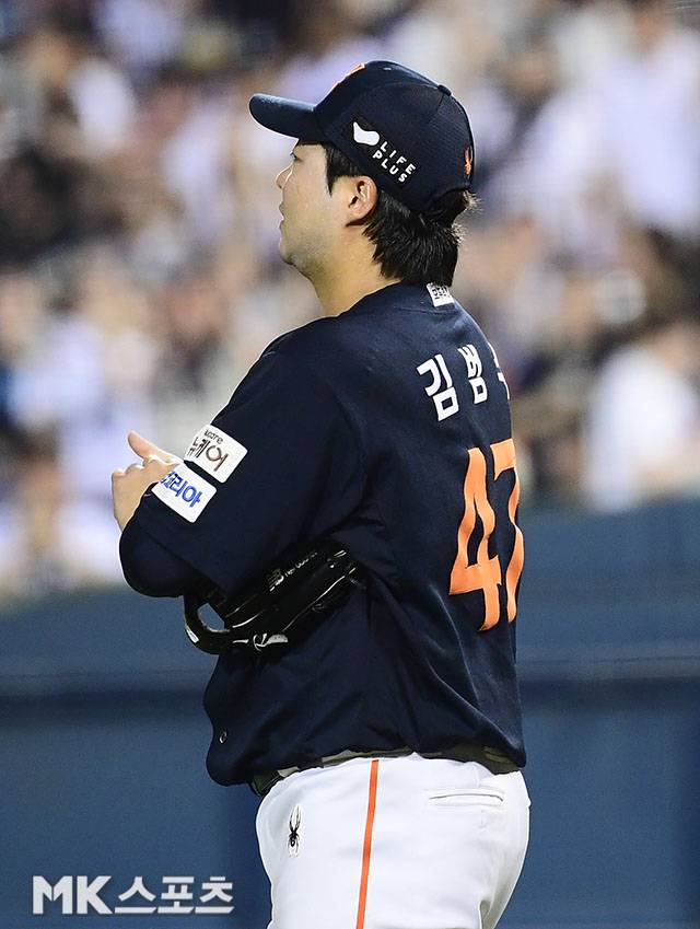 2025년 7월 24일 오후 서울 잠실구장에서 ‘2025 신한 SOL뱅크 KBO 리그’ 한화 이글스와 두산 베어스 경기가 열렸다. 7회말 1사 3루에서 한화 김범수가 폭투로 실점한 후 아쉬워 하고 있다. 사진=김영구 기자