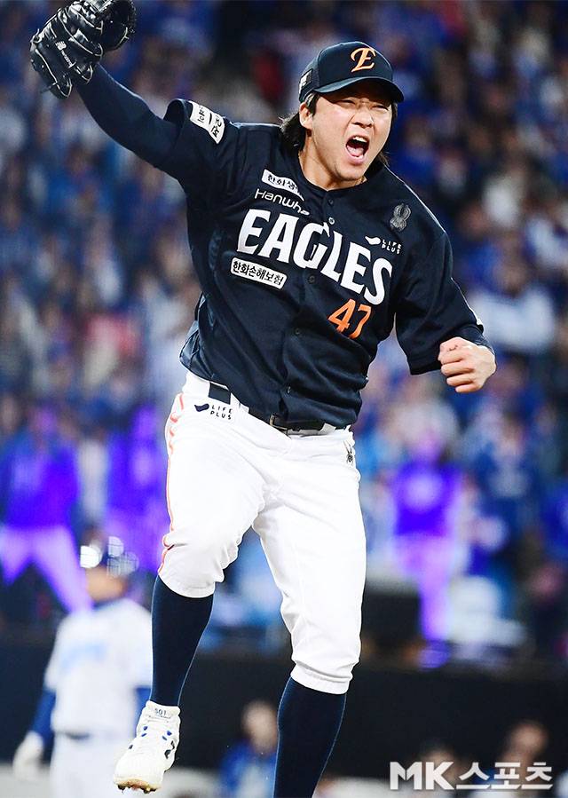 2025년 10월 22일 오후 대구삼성라이온즈파크에서 ‘2025 신한 SOL Bank KBO 포스트시즌’ 한화 이글스와 삼성 라이온즈의 플레이오프(5전 3선승제) 4차전이 열렸다. 4회말 2사 2루에서 한화 김범수가 대타로 나온 삼성 박병호를 삼진처리한 후 환호하면서 더그아웃으로 향하고 있다. 사진=김영구 기자