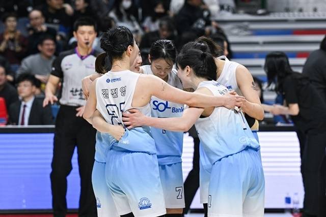 18일 BNK전에서 승리한 신한은행 선수들이 기뻐하고 있다. 사진=WKBL 제공
