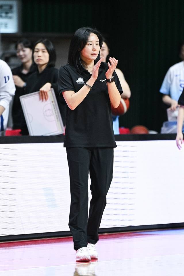 최윤아 감독의 신한은행은 반등할 수 있을까. 사진=WKBL 제공