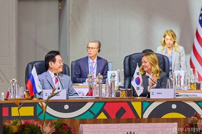 (서울=뉴스1) 이재명 기자 = 이재명 대통령이 22일(현지시간) 남아프리카공화국 요하네스버그 엑스포 센터에서 열린 G20 정상회의 제1세션에서 발언을 마치고 조르지아 멜로니 이탈리아 총리를 바라보고 있다. (이재명 대통령 SNS. 재판매 및 DB 금지)  2025.11.25/뉴스1  Copyright (C) 뉴스1. All rights reserved. 무단 전재 및 재배포,  AI학습 이용 금지.