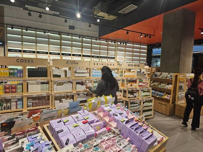 우즈베키스탄 타슈켄트 신도심에 위치한 시티몰 2층 블룸 화장품 매장. 이곳엔 한국 화장품 브랜드 60여개가 판매되고 있다./사진=정진우 기자