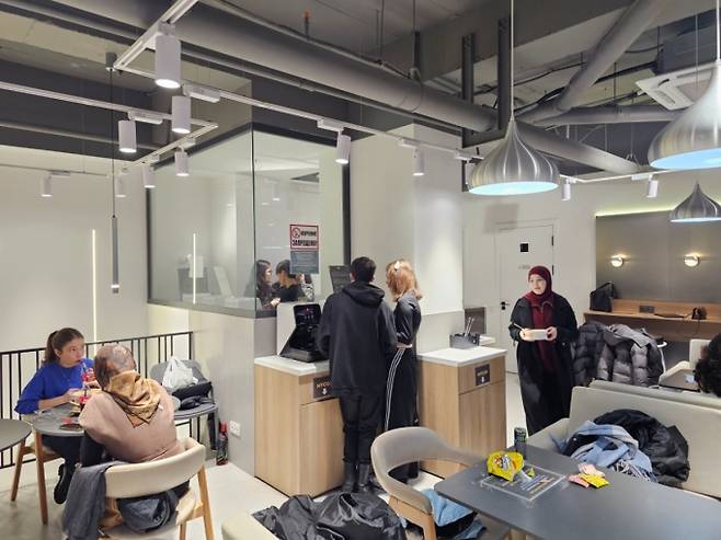 우즈베키스탄 타슈켄트 신도심 시티파크에 위치한 아이마트(I-MART) 2층엔 한강라면 기계들이 설치돼 있다. 우즈베키스탄 사람들이 이곳에서 다양한 한국 라면을 즐기는 모습./사진=정진우 기자