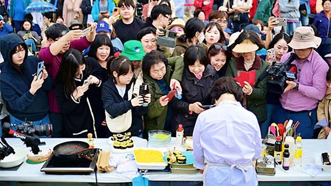 '2025년 김천김밥축제' 현장을 찾은 시민과 관광객들이 김밥 체험 프로그램을 즐기고 있다. /사진제공=김천시