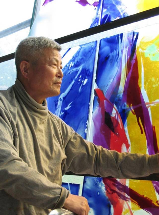 스테인드글라스 작가로 잘 알려진 김인중 신부.  운중화랑 제공